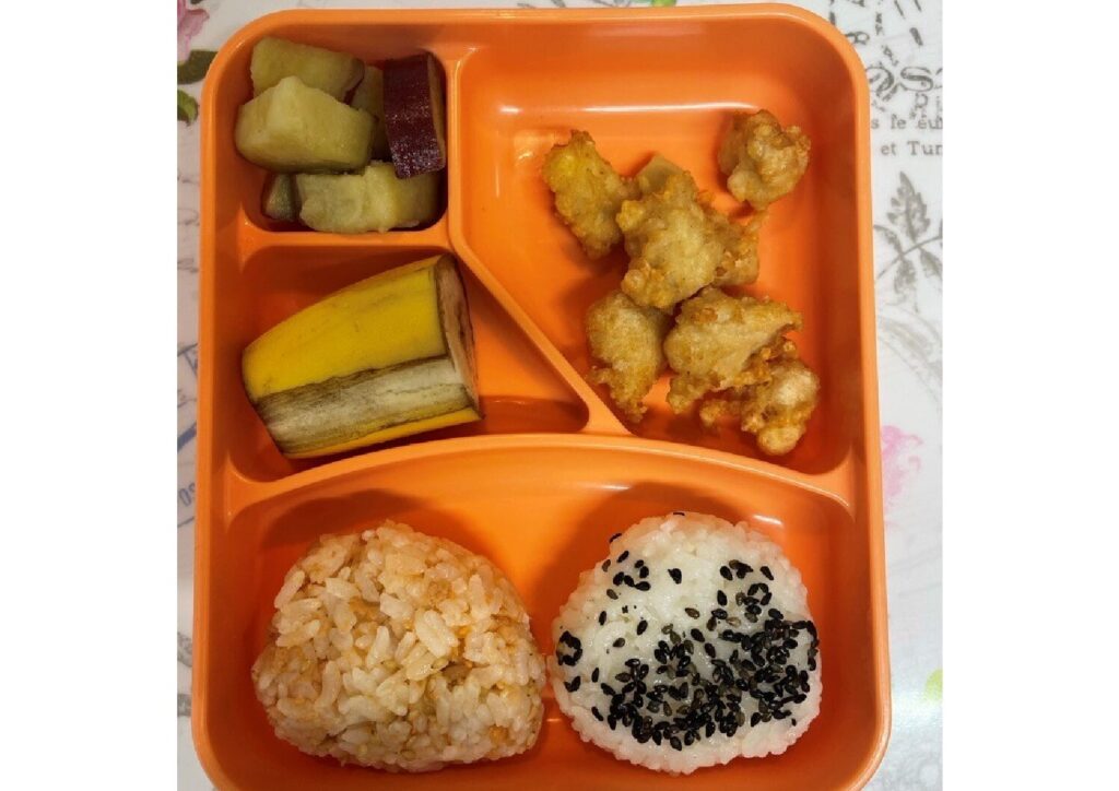 3月19日 おにぎり 豆腐ナゲット さつまいもの甘煮 バナナ