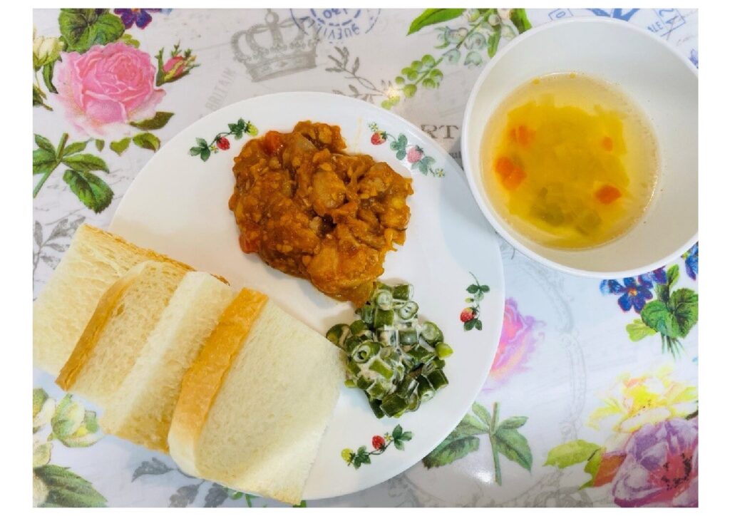 鶏肉と大豆のトマト煮 食パン マヨ和え 野菜スープ