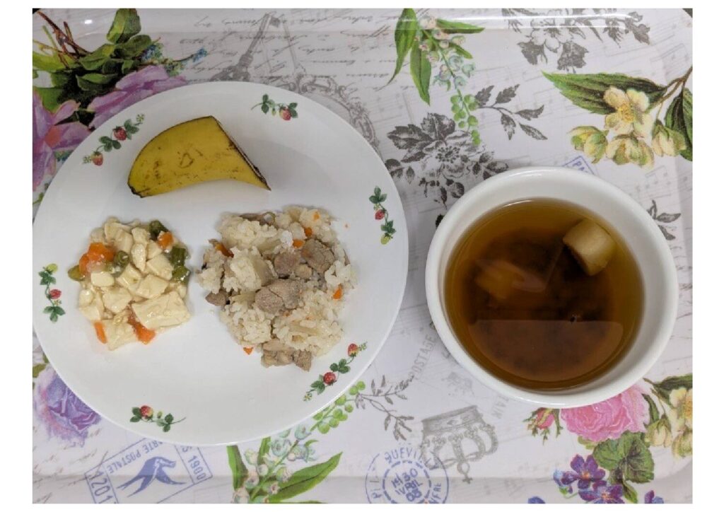 炊き込みご飯 豆腐のとろみ煮 小松菜味噌汁