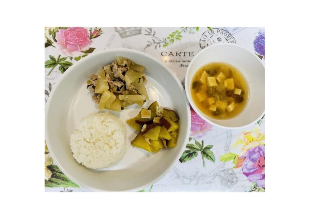 大根と豚肉の煮物 さつまいもの甘煮 ごはん 味噌汁