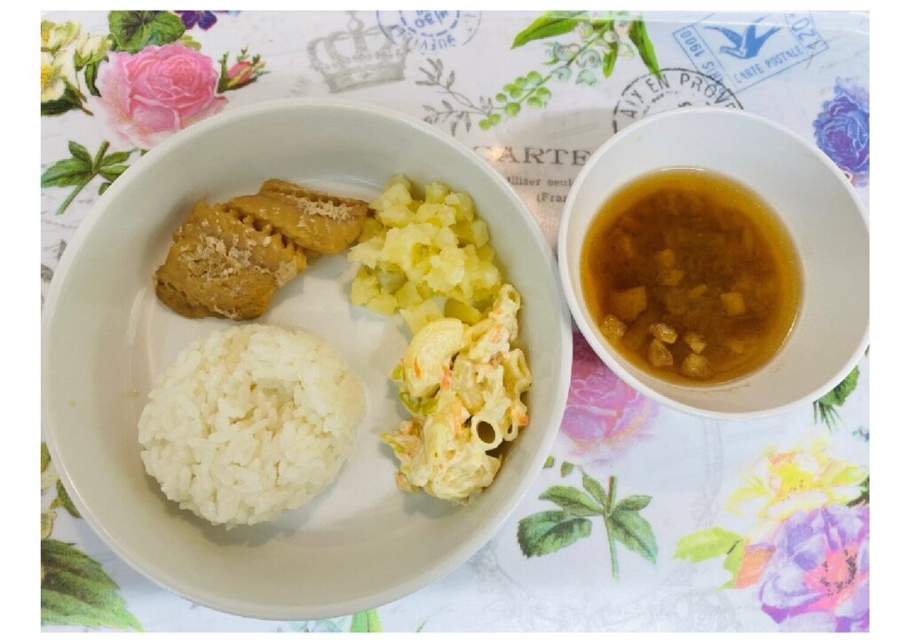 タラ煮魚 マカロニサラダ じゃがバター ごはん 味噌汁