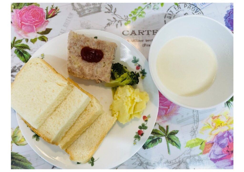 チーズ入りハンバーグ ブロッコリースープ マッシュポテト コーンクリームスープ