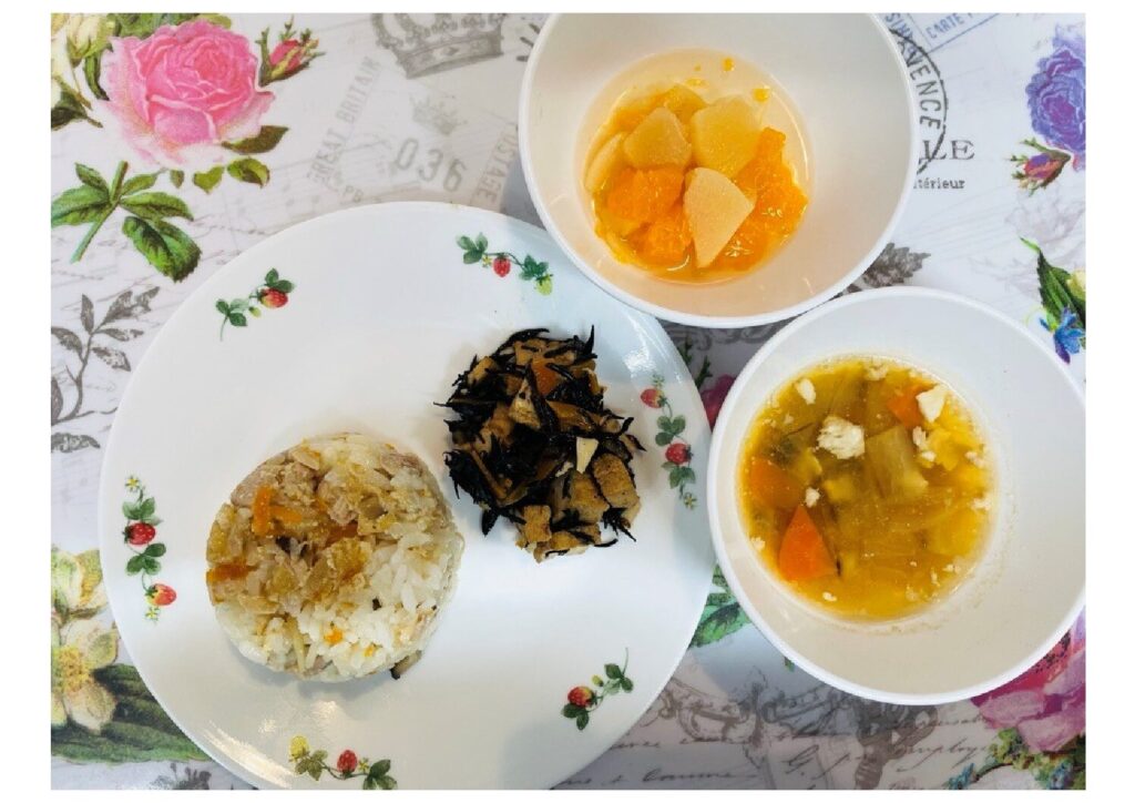 4/22 炊きこみご飯 ひじきと厚揚げの煮物 具たくさん汁 フルーツポンチ