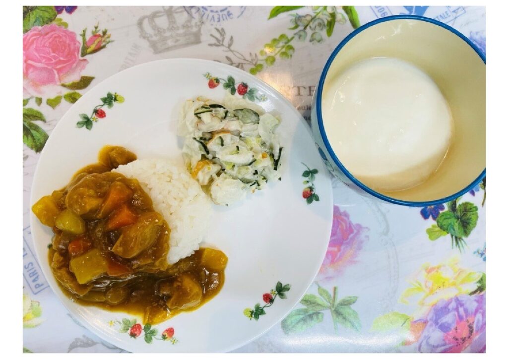 チキンカレー 大根サラダ ヨーグルト