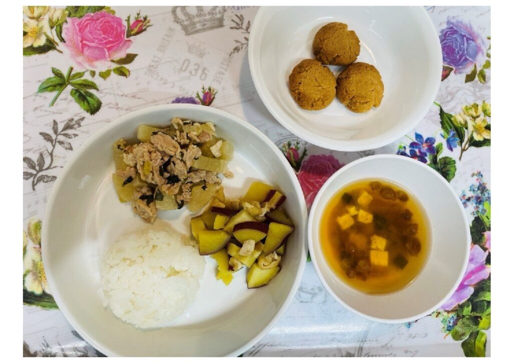 大根と豚肉の煮物 さつまいもの甘煮 おやつ:きな粉クッキー