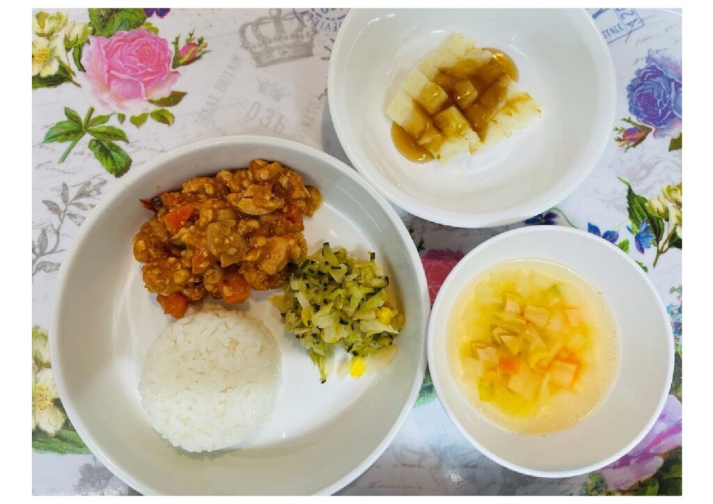 鶏肉と大豆のトマト煮 人参サラダ おやつ:じゃがもち