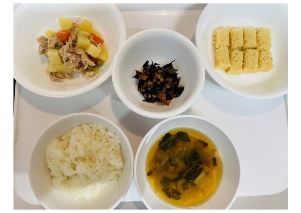 肉じゃが ひじきの煮物 午後おやつ:きなこ蒸しパン