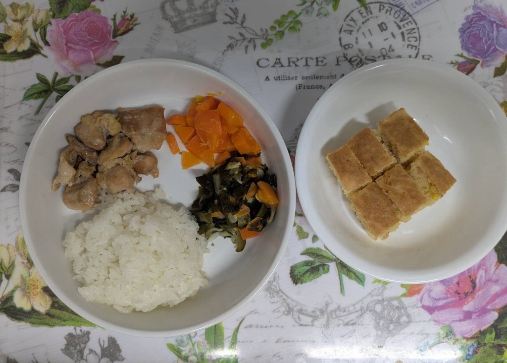 鶏肉の照り焼き 人参グラッセ 中華風酢の物 午後おやつ:コーンの豆乳蒸しパン