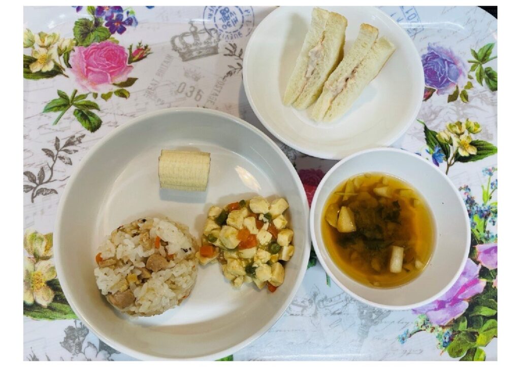 炊き込みごはん 豆腐のとろみ煮 午後おやつ:ツナマヨサンド
