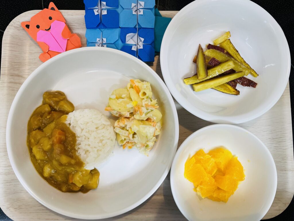 チキンカレー マカロニサラダ おやつ シュガーポテト
