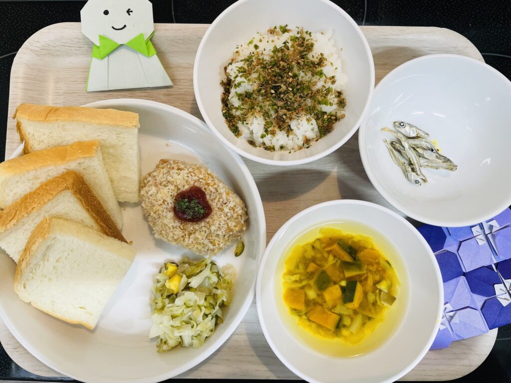 スコップコロッケ キャベツのサラダ おやつ 手作りふりかけご飯と小魚