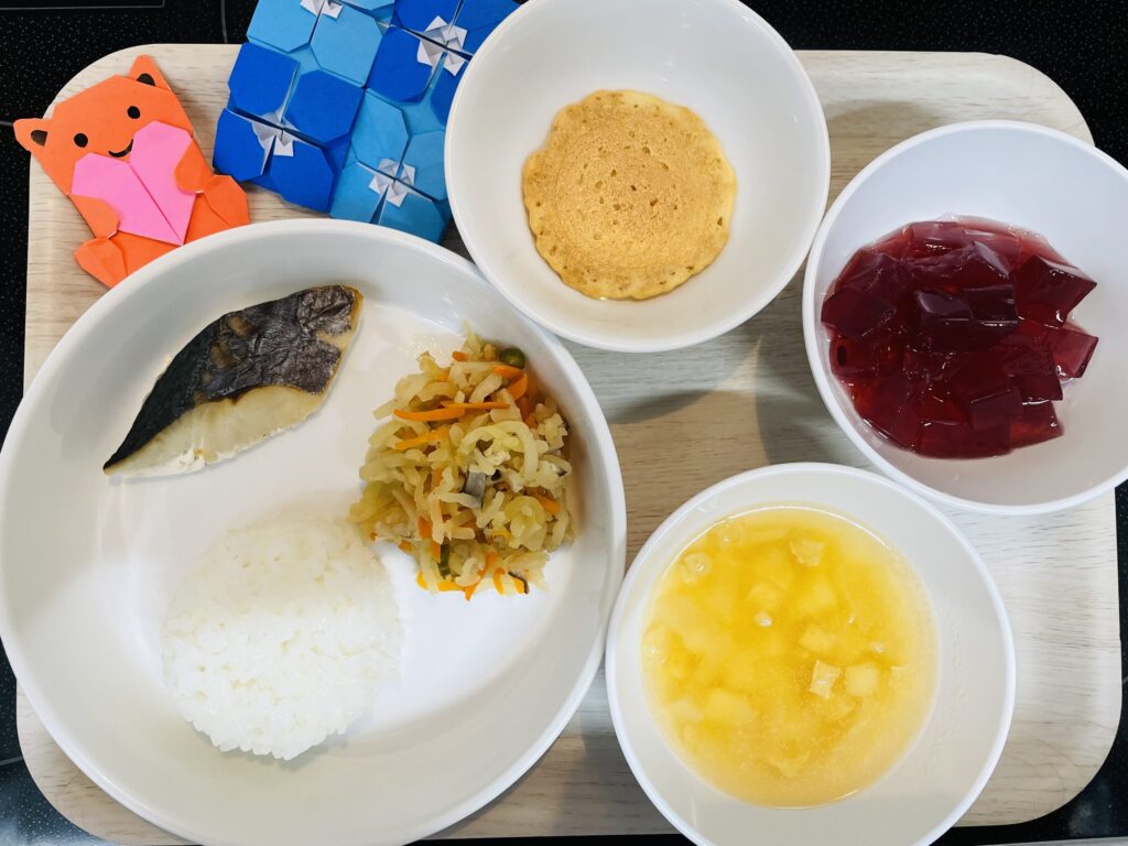 さわらの塩焼き 切り干し大根の炒め煮 おやつ フルーツゼリー カルシウム煎餅