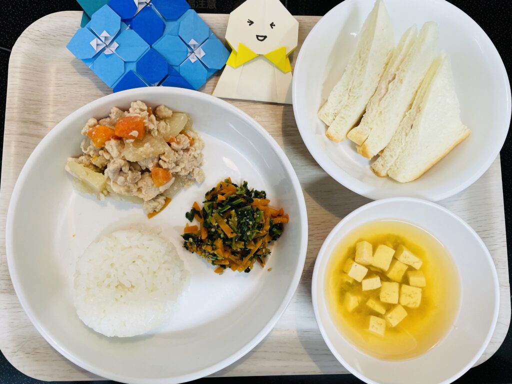 大根と豚肉の煮物 ほうれん草のゴマ和え おやつ ツナマヨサンド
