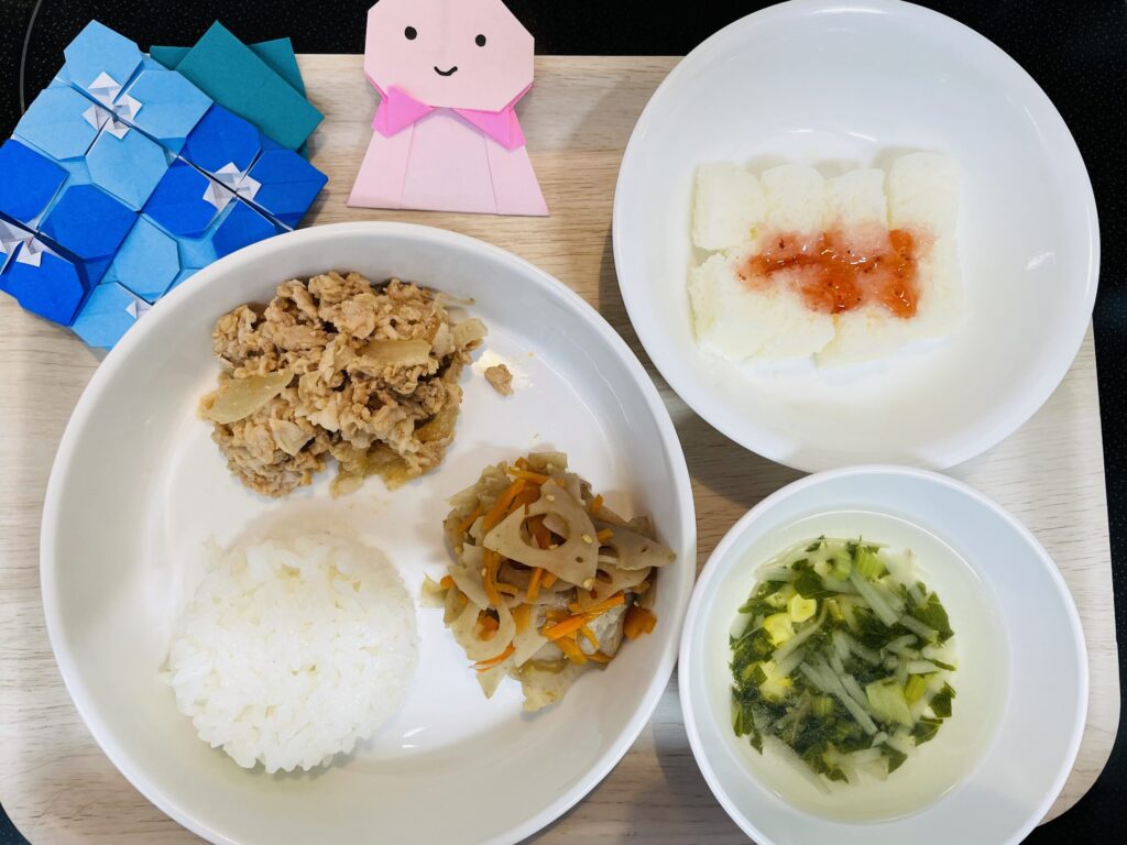 6月17日 ポークケチャップ れんこんきんぴら おやつ ヨーグルト蒸しパン