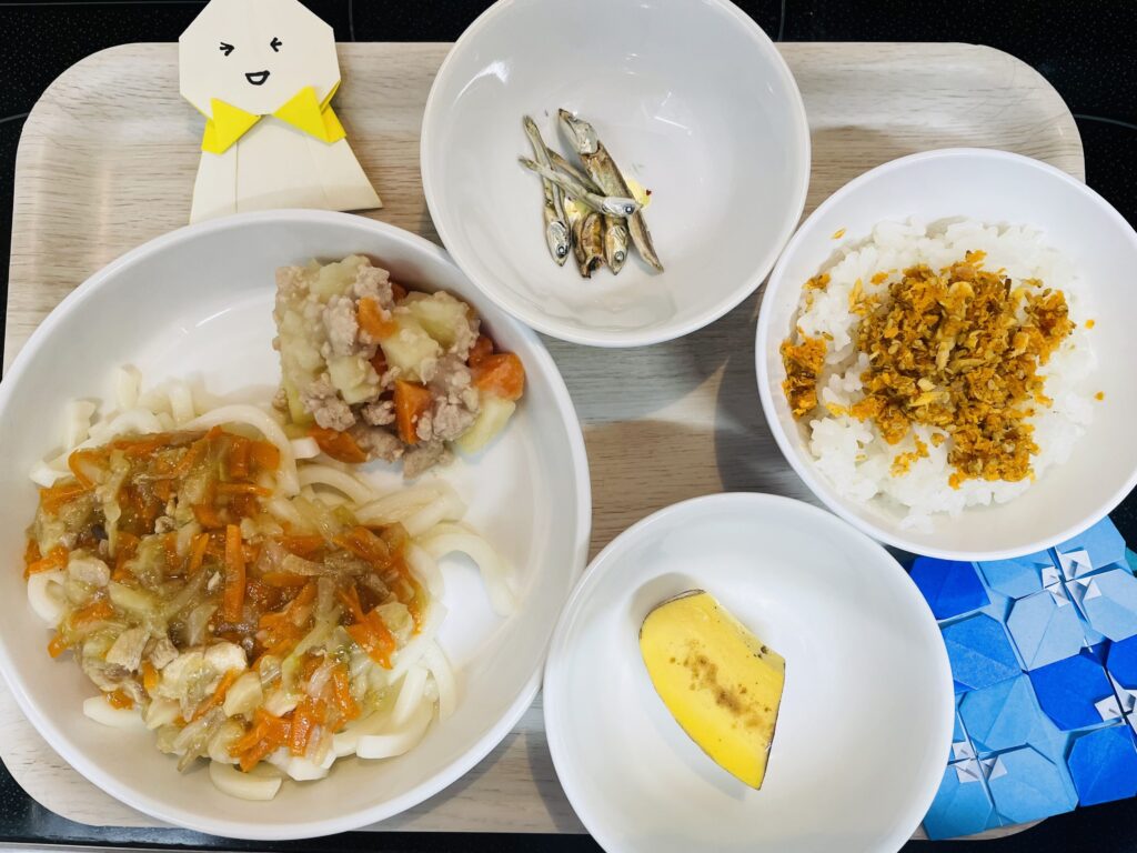 野菜あんかけうどん じゃがいものそぼろ煮 おやつ 人参ふりかけご飯