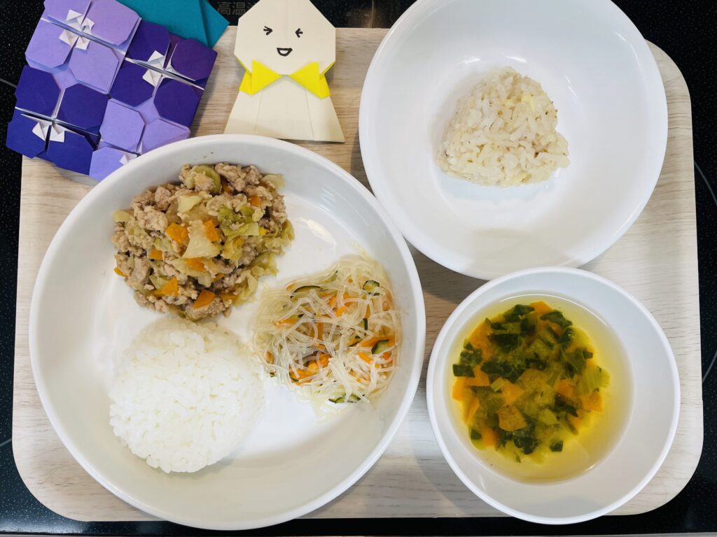肉と野菜の味噌炒め 春雨サラダ おやつ おかかチーズおにぎり