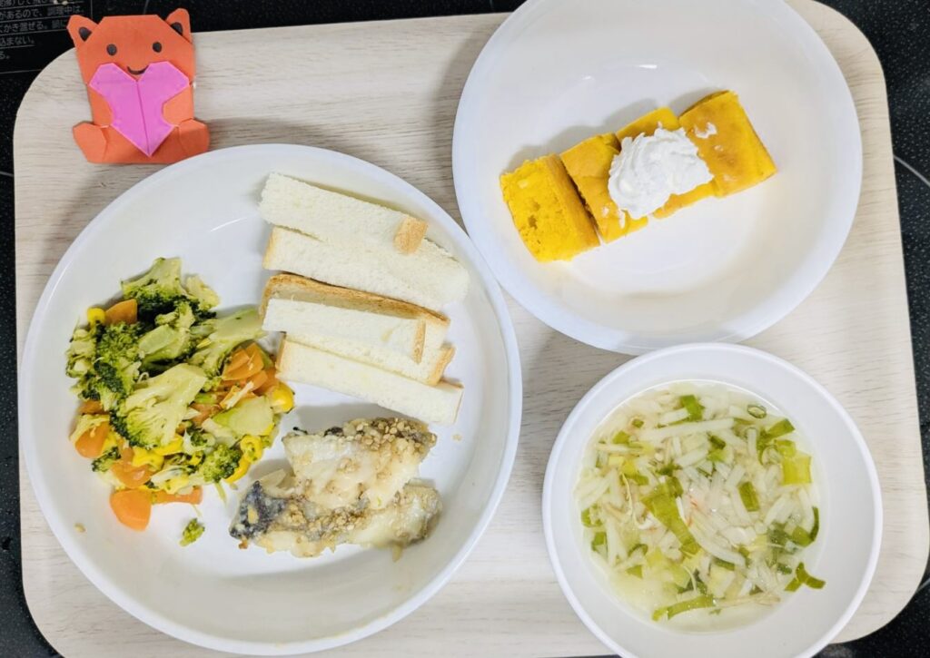 たらの洋風ごま照り焼き ブロッコリーソテー おやつ かぼちゃパンケーキ