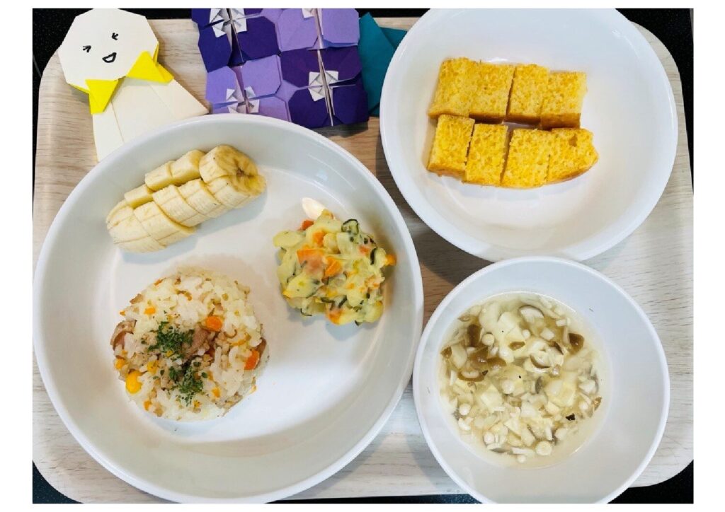 ピラフ ポテトサラダ おやつ:キャロットケーキ