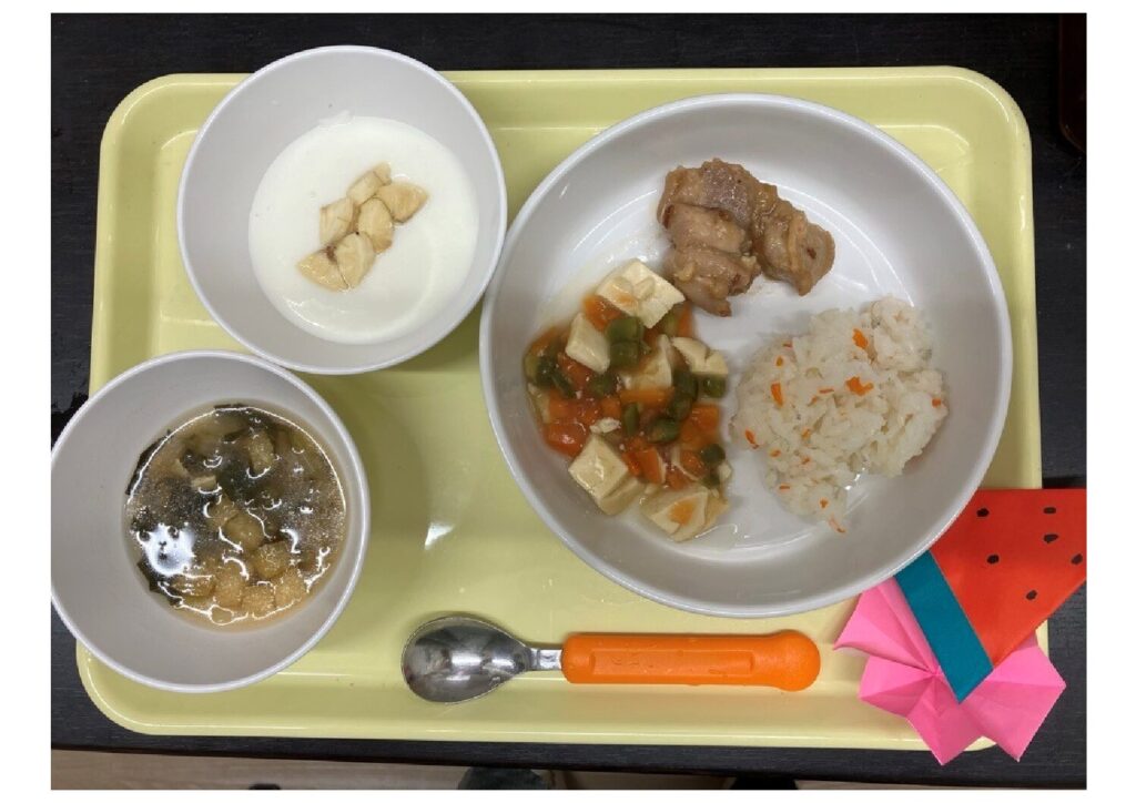 鶏肉の照り焼き 豆腐のとろみ煮 人参しらすごはん おやつ:バナナヨーグルト