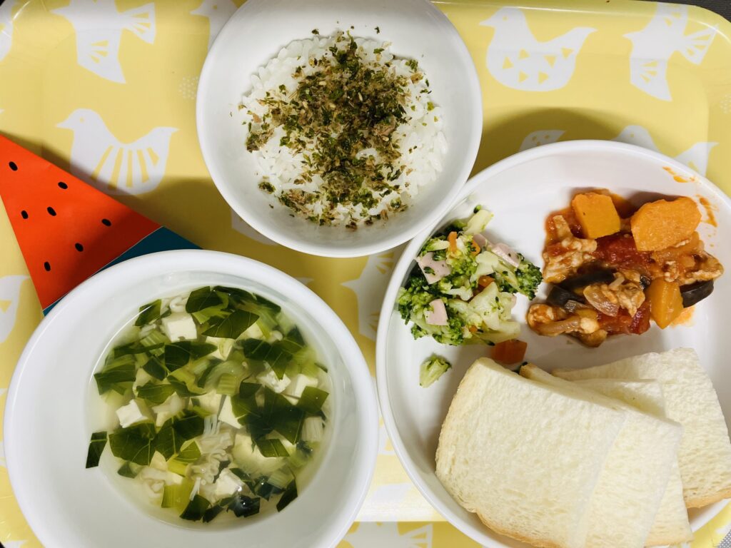 豚肉と夏野菜のトマト煮 ブロッコリーソテー おやつ 手作りふりかけご飯