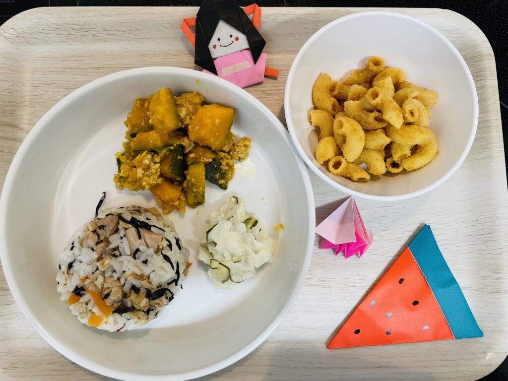 炊き込みご飯 かぼちゃのそぼろ煮 大根サラダ おやつ マカロニきなこ