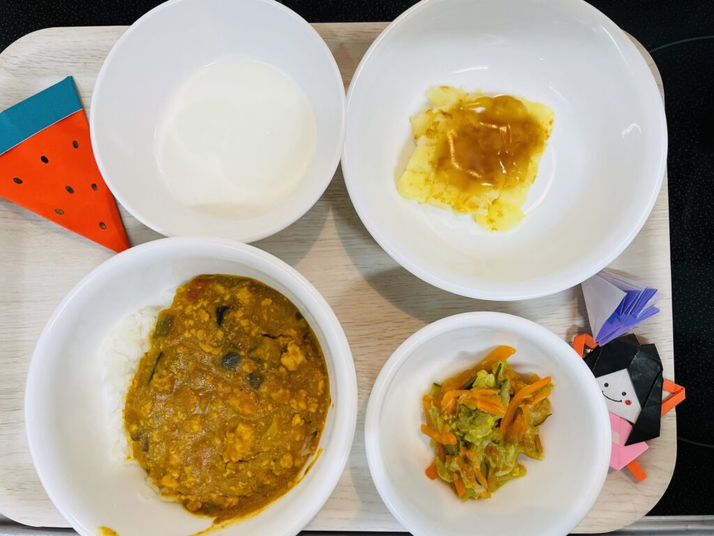 夏野菜カレー アスパラサラダ おやつ じゃがもち