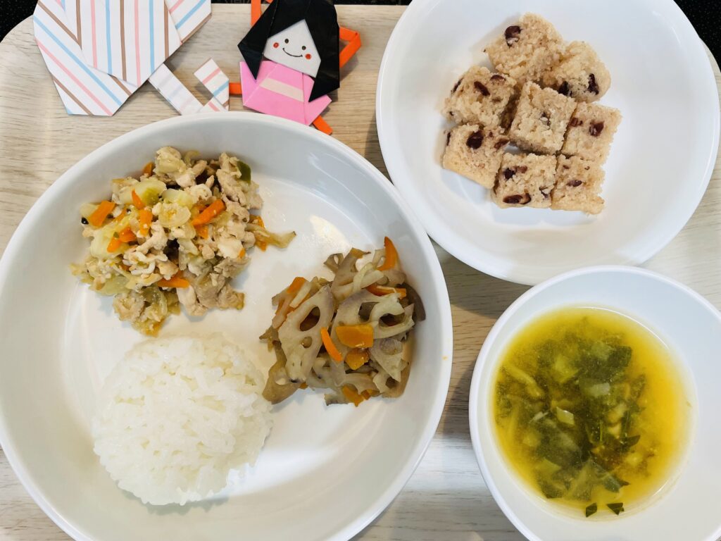 肉野菜炒め れんこん金平 おやつ あずき蒸しパン