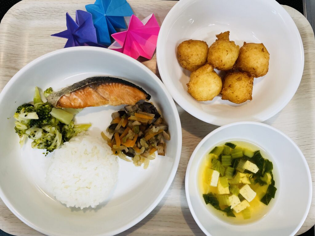 鮭の塩焼き ブロッコリーサラダ 切り干し大根煮 おやつ 豆腐ドーナツ