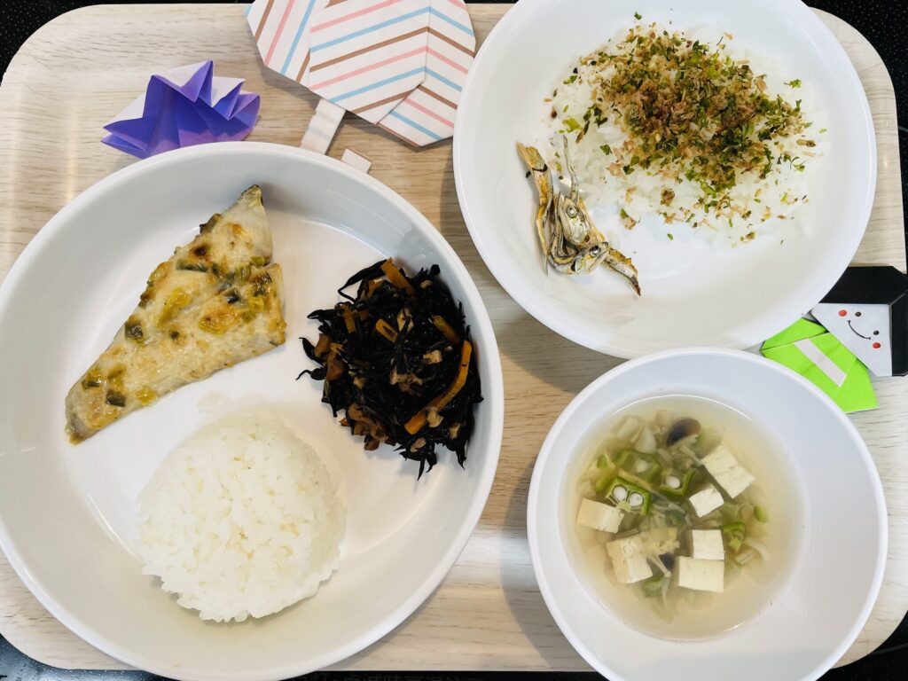 タラの味噌マヨネーズ焼き ひじきの炒め煮 おやつ ふりかけご飯と小魚