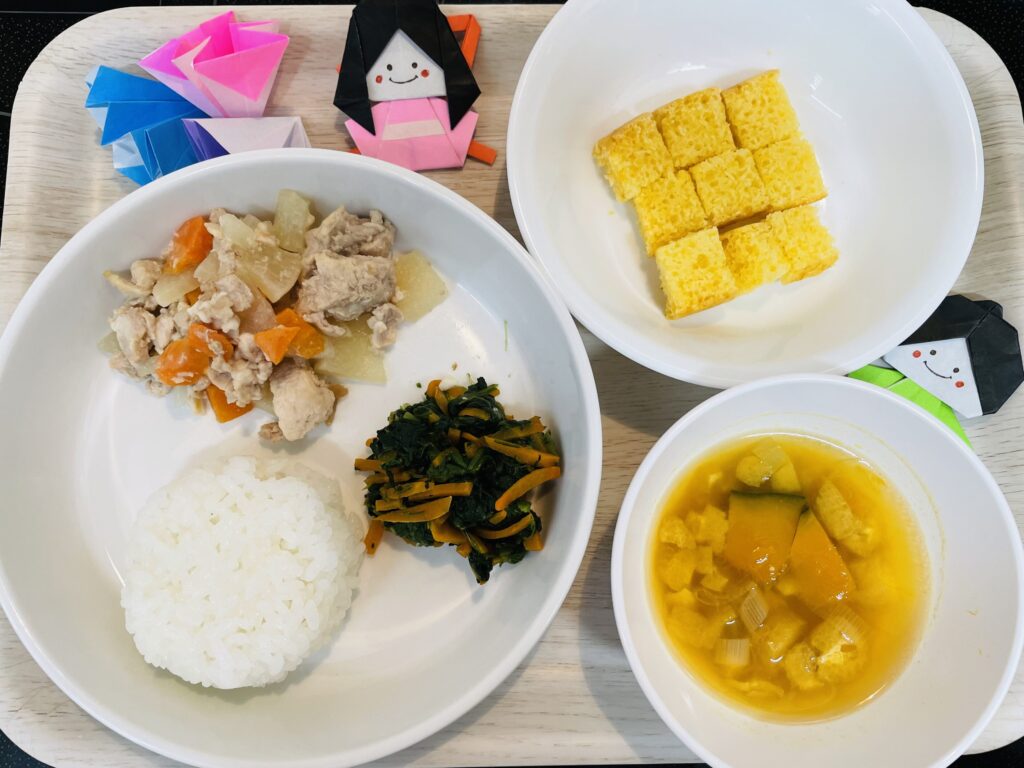 大根と豚肉の煮物 ほうれん草のおひたし おやつ キャロットケーキ