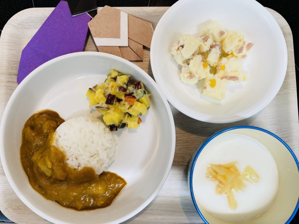 ツナカレー マセドアンサラダ おやつ 米粉のコーン蒸しパン
