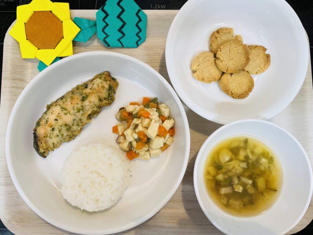 鮭の風味焼き 豆腐のとろみ煮 おやつ きな粉クッキー