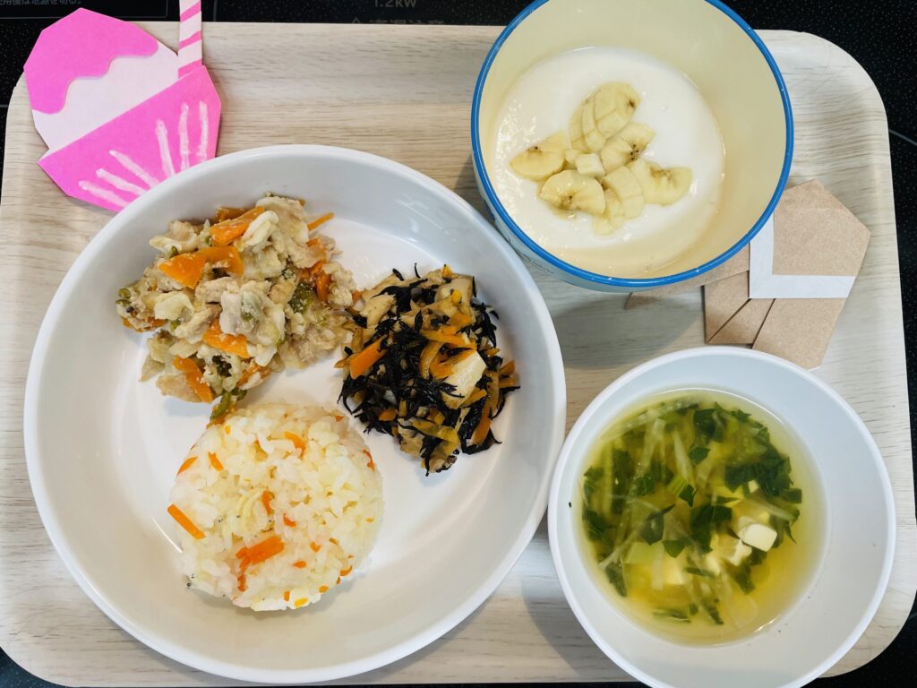 人参しらすご飯 生姜焼き ひじきの炒め煮 おやつ バナナヨーグルト