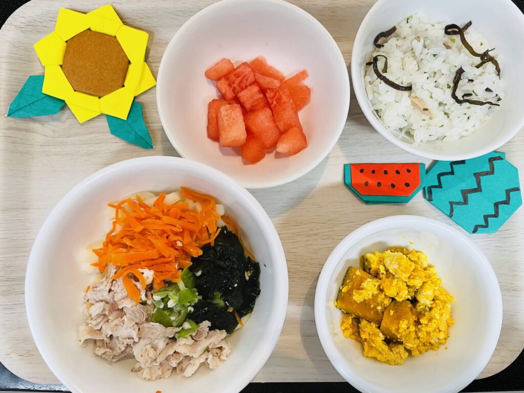 豚しゃぶ冷やしうどん かぼちゃのそぼろ煮 すいか おやつ ツナ昆布ご飯