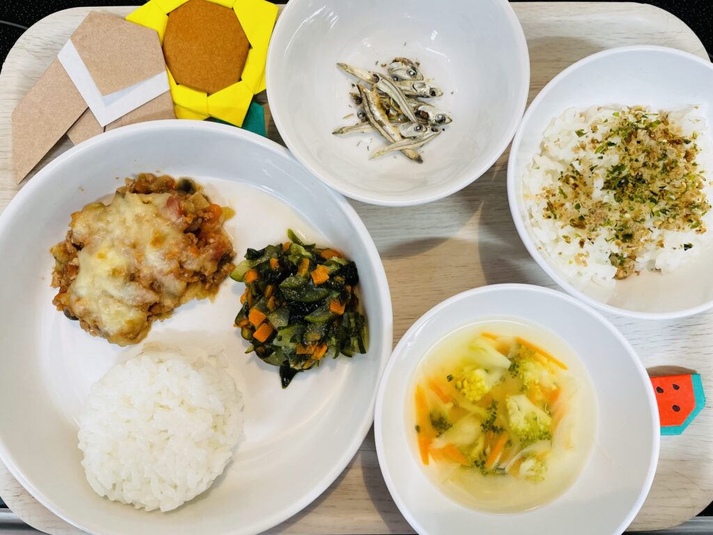 ナスのミートグラタン わかめときゅうりのサラダ おやつ 手作りふりかけご飯