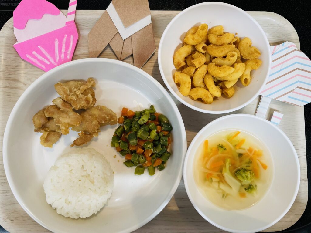 鶏肉のから揚げ いんげんの胡麻和え おやつ マカロニきな粉