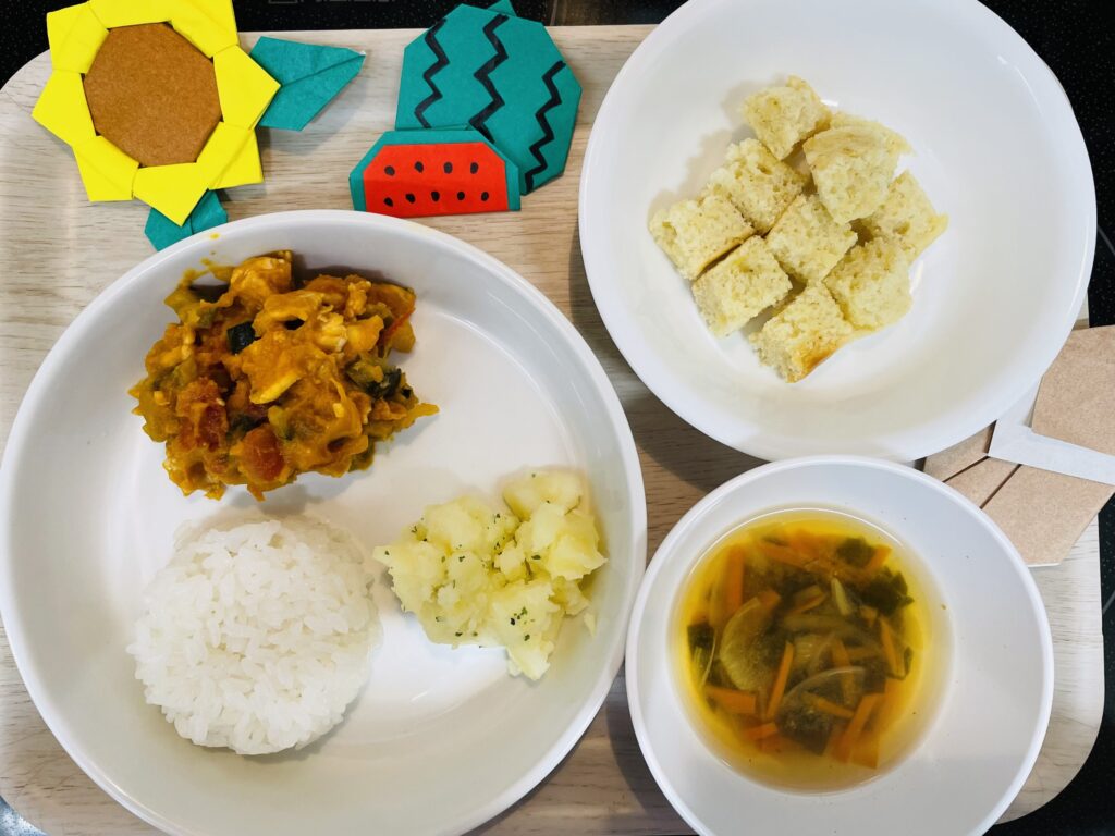 8月21日 豚肉と夏野菜のトマト煮 粉吹き芋 おやつ バナナケーキ