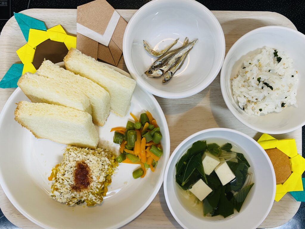 スコップかぼちゃコロッケ いんげんサラダ おやつ しらすわかめご飯