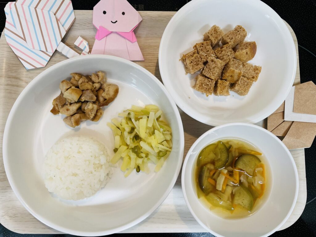 鶏肉ソテー梅風味ソース じゃがいもの千切り炒め おやつ ココアホットケーキ