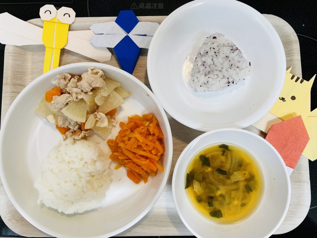 大根と豚肉の煮物 人参しりしり おやつ ゆかりおにぎり