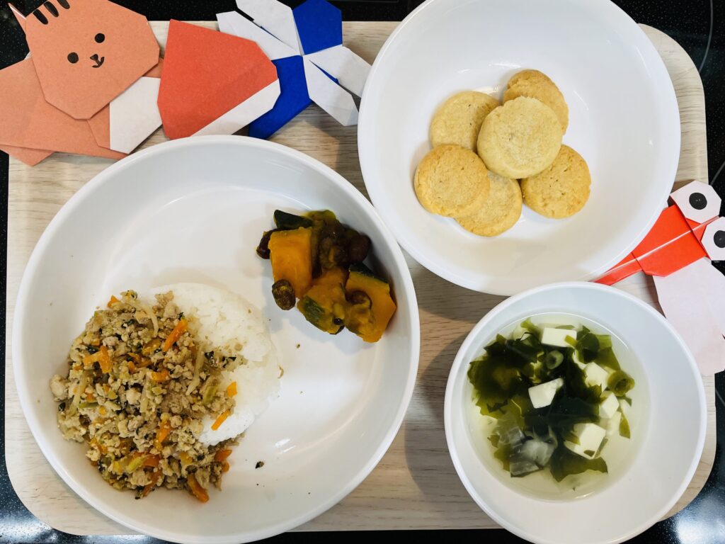 ビビンバ丼 かぼちゃのいとこ煮 おやつ いちごジャムクッキー