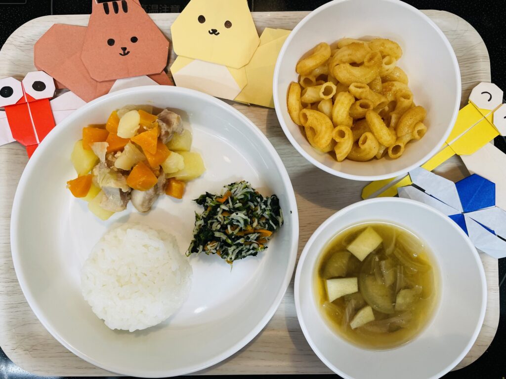 鶏肉じゃが ほうれん草のしらす和え おやつ マカロニきな粉
