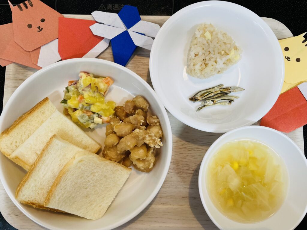 鶏肉の唐揚げ マセドアンサラダ おやつ おかかチーズおにぎり 小魚