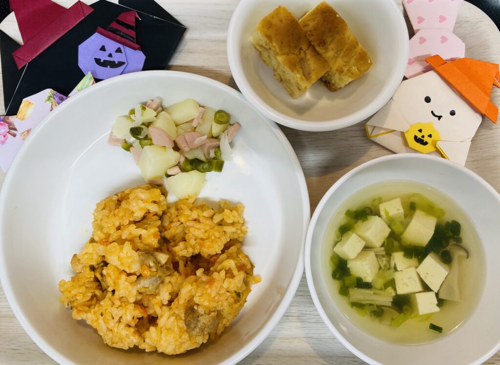 チキンライス ジャーマンポテト おやつ りんごケーキ