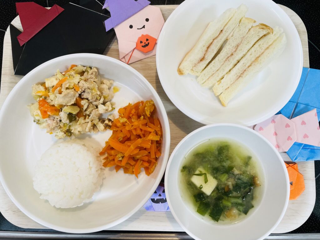 10月16日 すき焼き風煮 人参しりしり おやつ ジャムパン