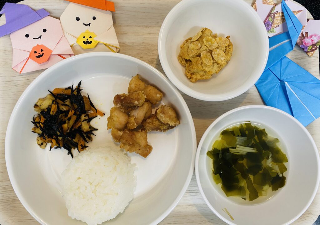 10月20日 鶏肉の唐揚げ ひじきの炒め煮 おやつ コーンフレーククッキー
