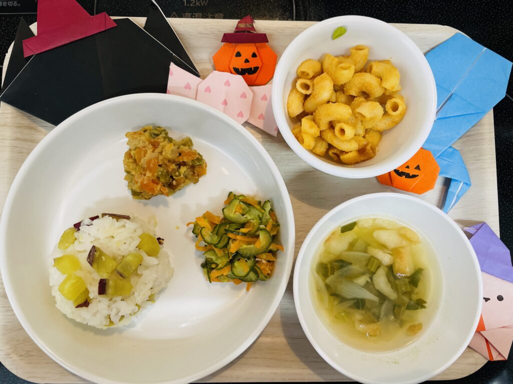 さつまいもご飯 おからの炒り煮 ツナサラダ おやつ マカロニきな粉