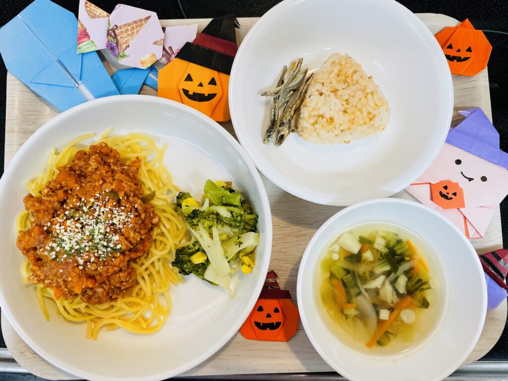 ミートソースパスタ ブロッコリーサラダ おやつ 鮭おにぎり 小魚