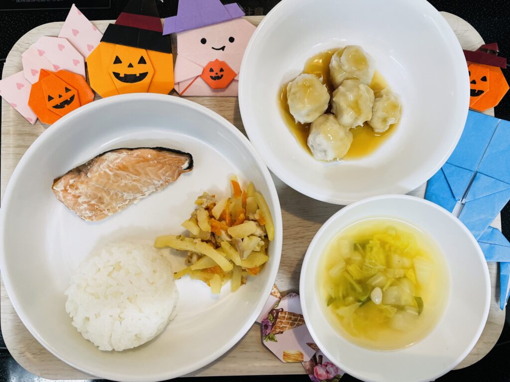 鮭の塩焼き にんじゃが金平 おやつ 里芋団子おつきみ風