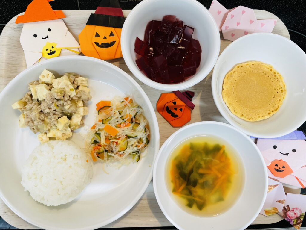 麻婆豆腐 春雨サラダ おやつ ぶどうゼリー カルシウムせんべい